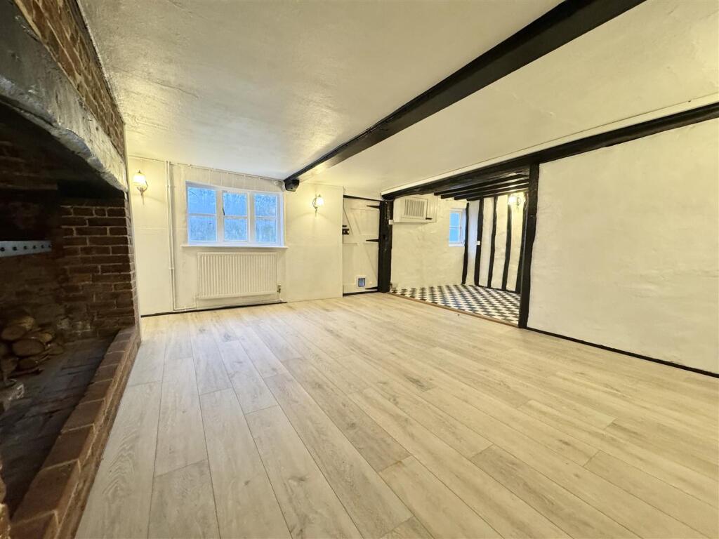 Sitting room/dining area