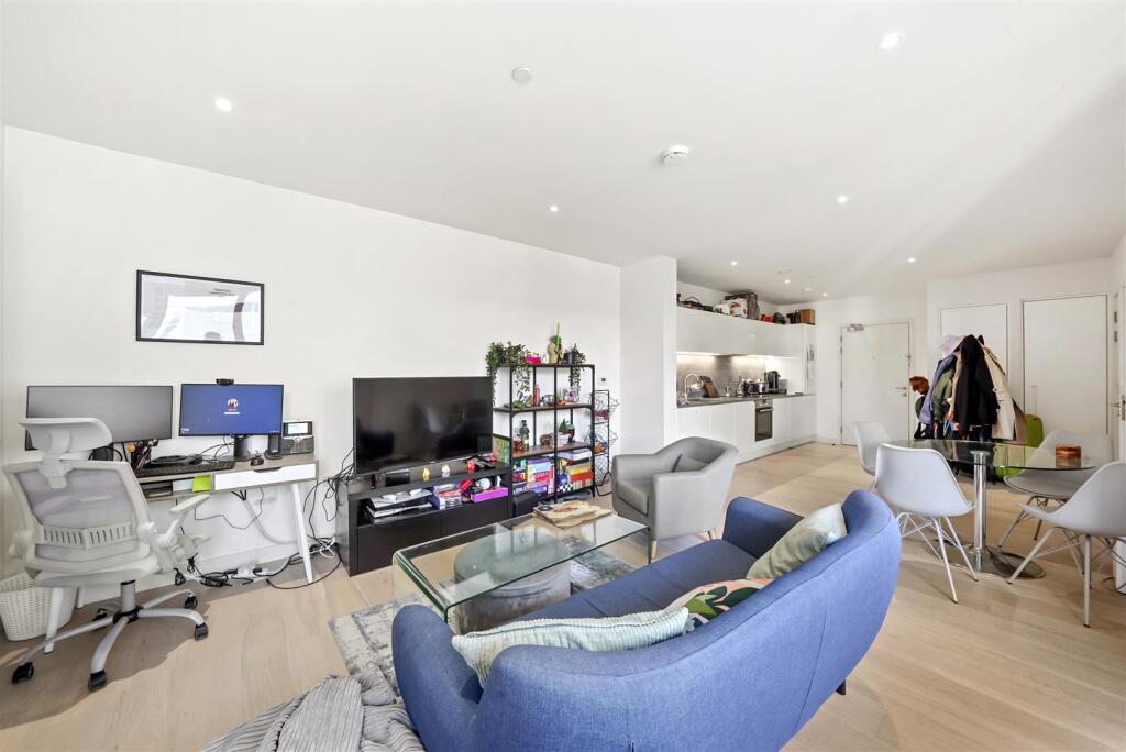 148 Liner House, 2 Royal Wharf Walk - mPToR02rsO4L