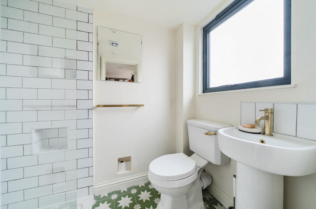 1325773-4-6874d0d...