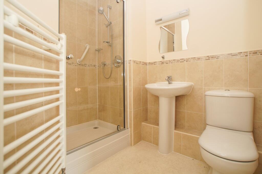 En-suite to bedroom 1 