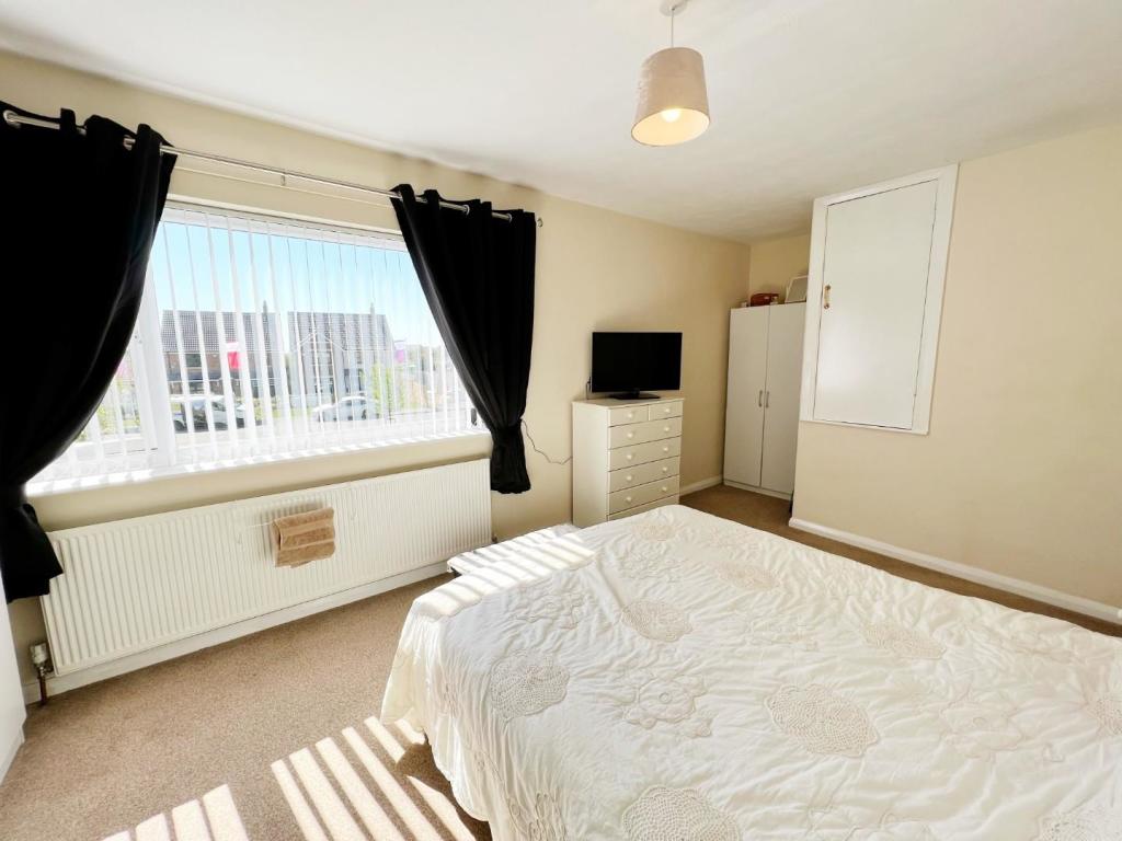 Bedroom 1 pic 3.jpg