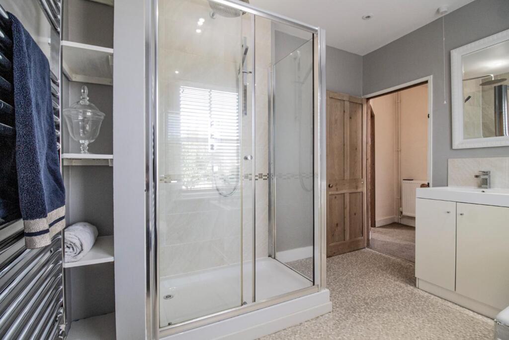 46 Garland Street [Bath + Shower Room] 01.jpg