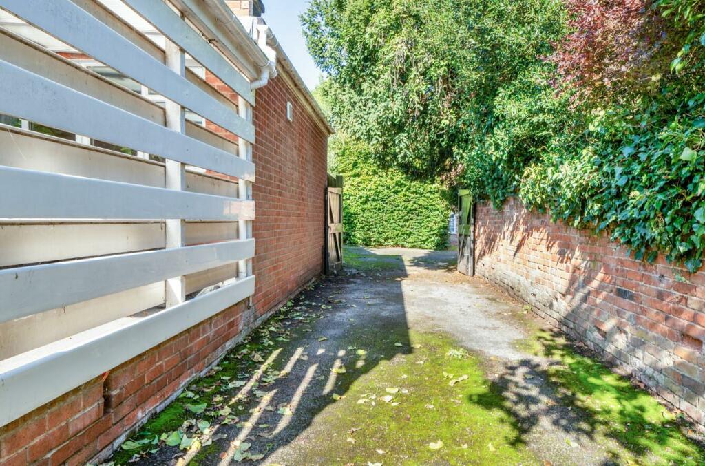 Little Manor, Wolston