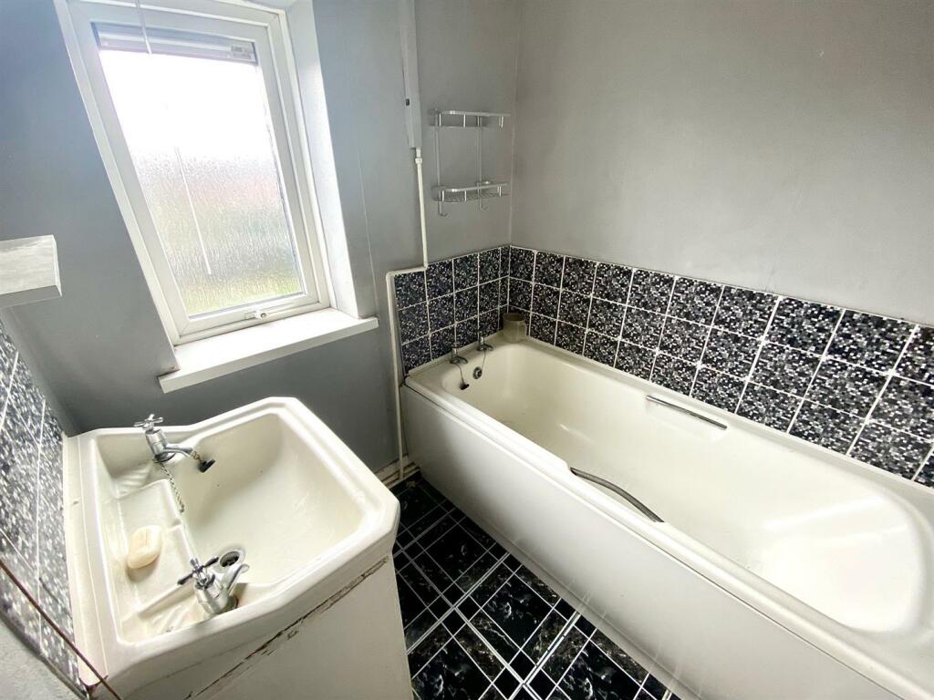 Northway 120 bathroom.jpg