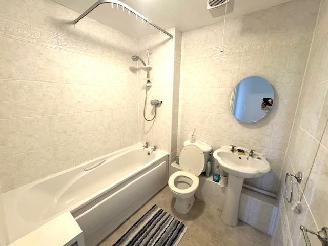 19 WE Bathroom.jpg