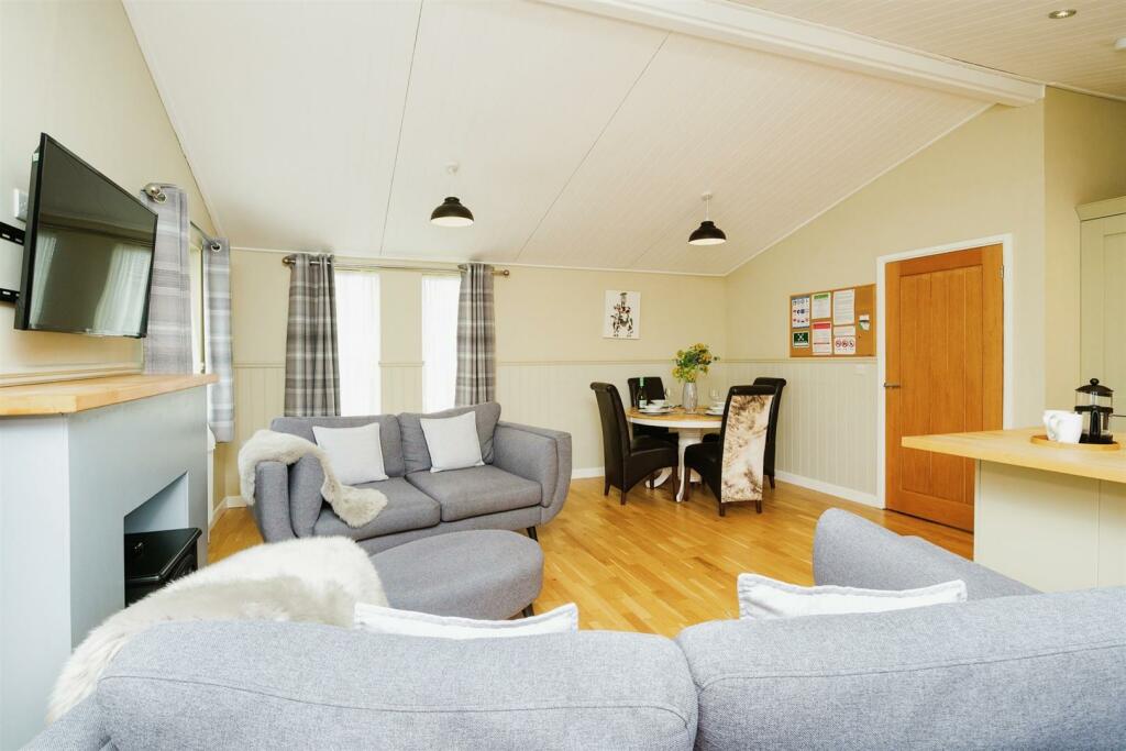 Lounge 2.jpg