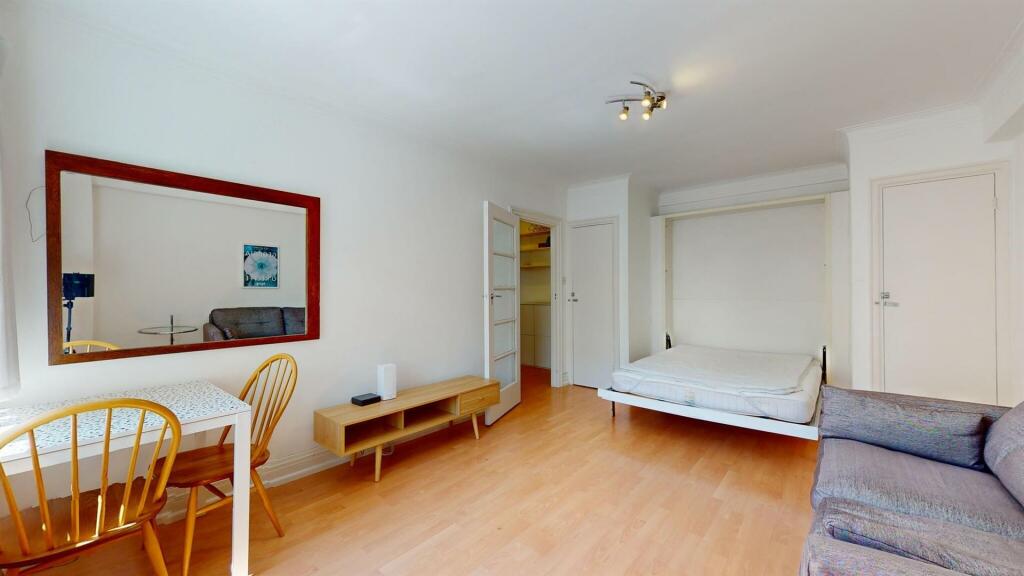 33Redcliffe Closeliving4.jpg