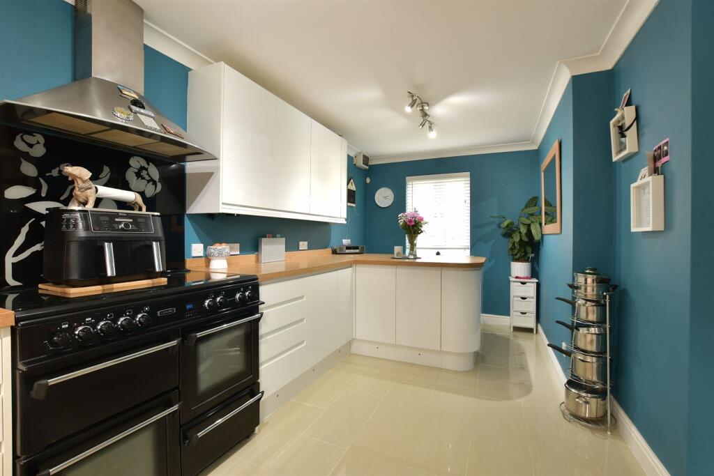 Kitchen/ Dining Room