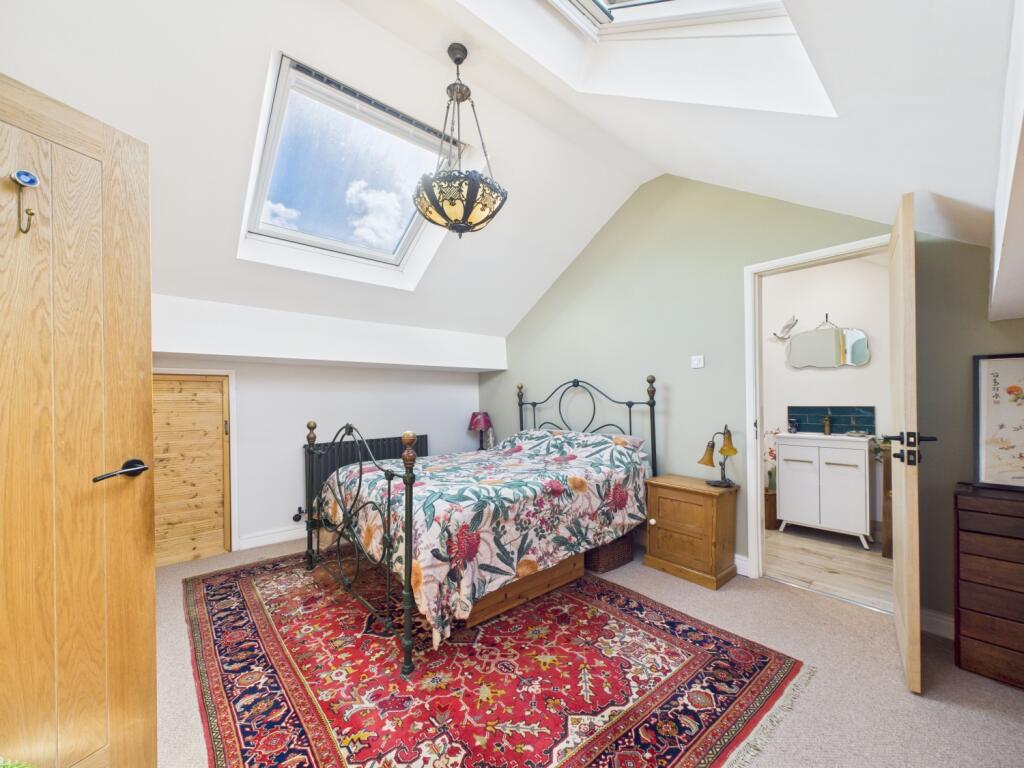 CAM02093G0-PR0053-STILL033