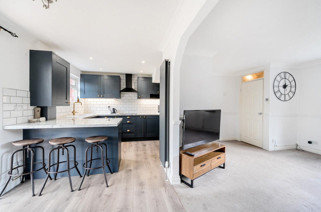 1370561-5-68f7894...