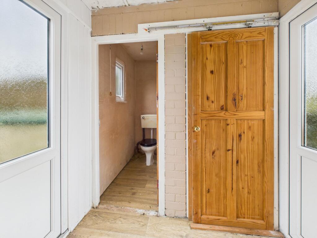 Ground Floor WC/Side Lobby