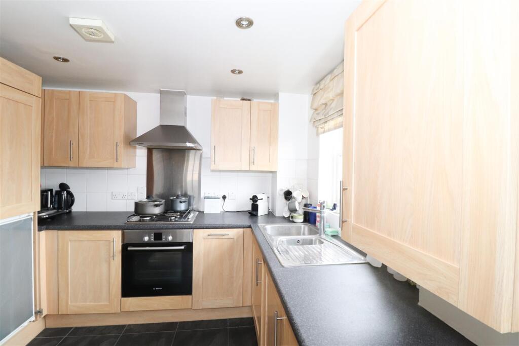 FITTED KITCHEN