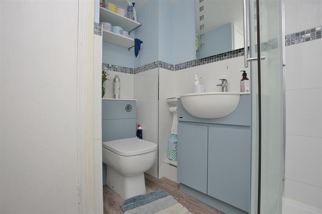 Flat 7 Manor Court bathroom.JPG