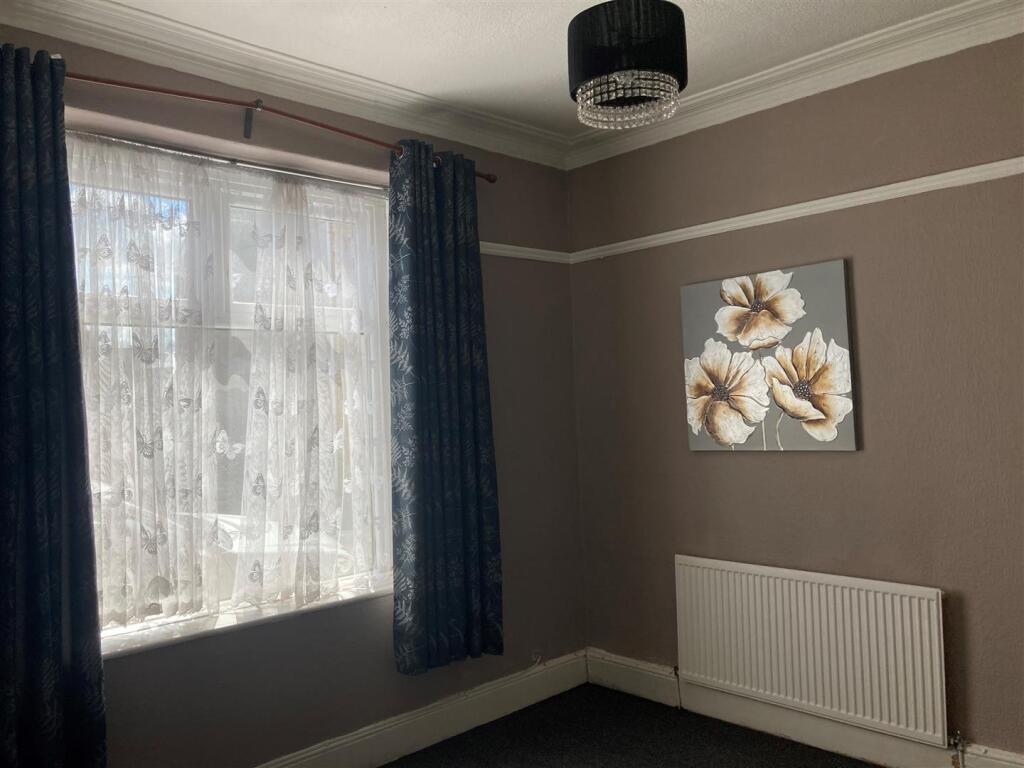 8 Phyllis Street - front room 2.jpg