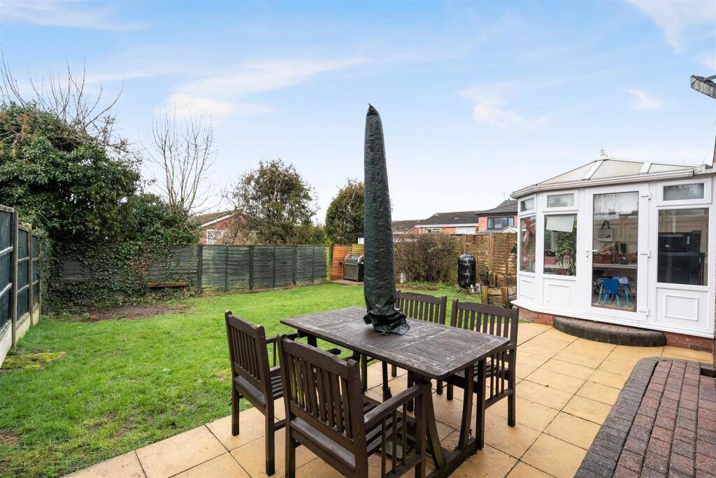 47 Chantry Heath Crescent_19.jpg