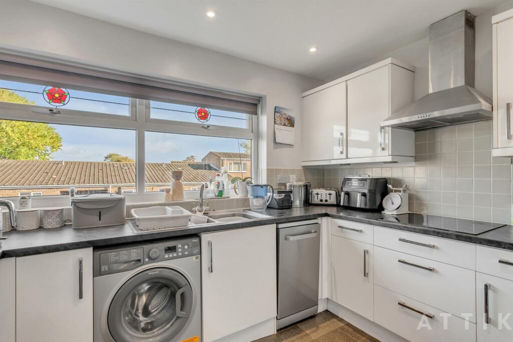 36 Lansbury Rd, Halesworth IP19 8SA (13).jpg