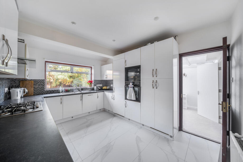 1383830-6-6929b9b...