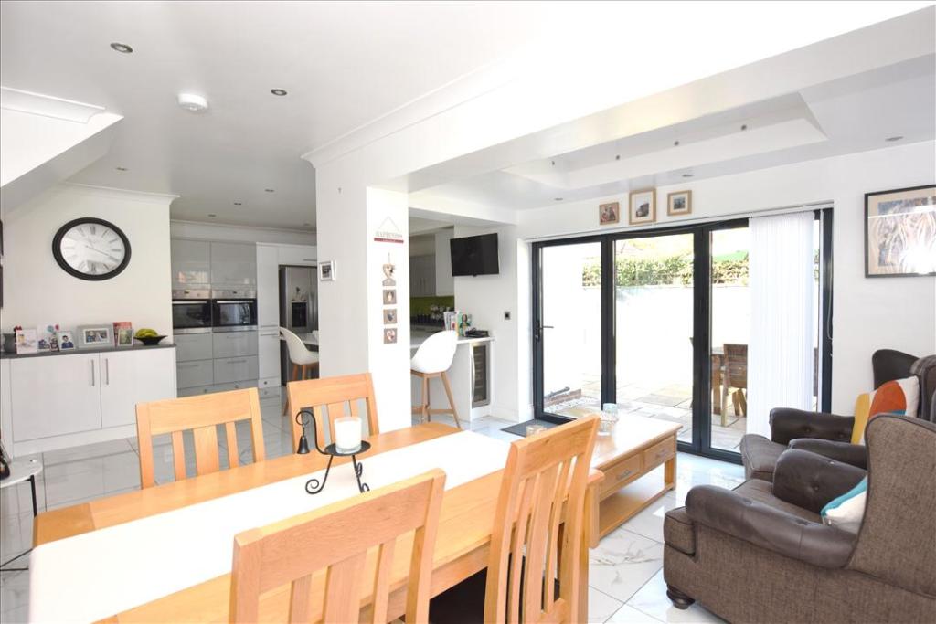 ADDITIONAL KITCHEN PHOTO