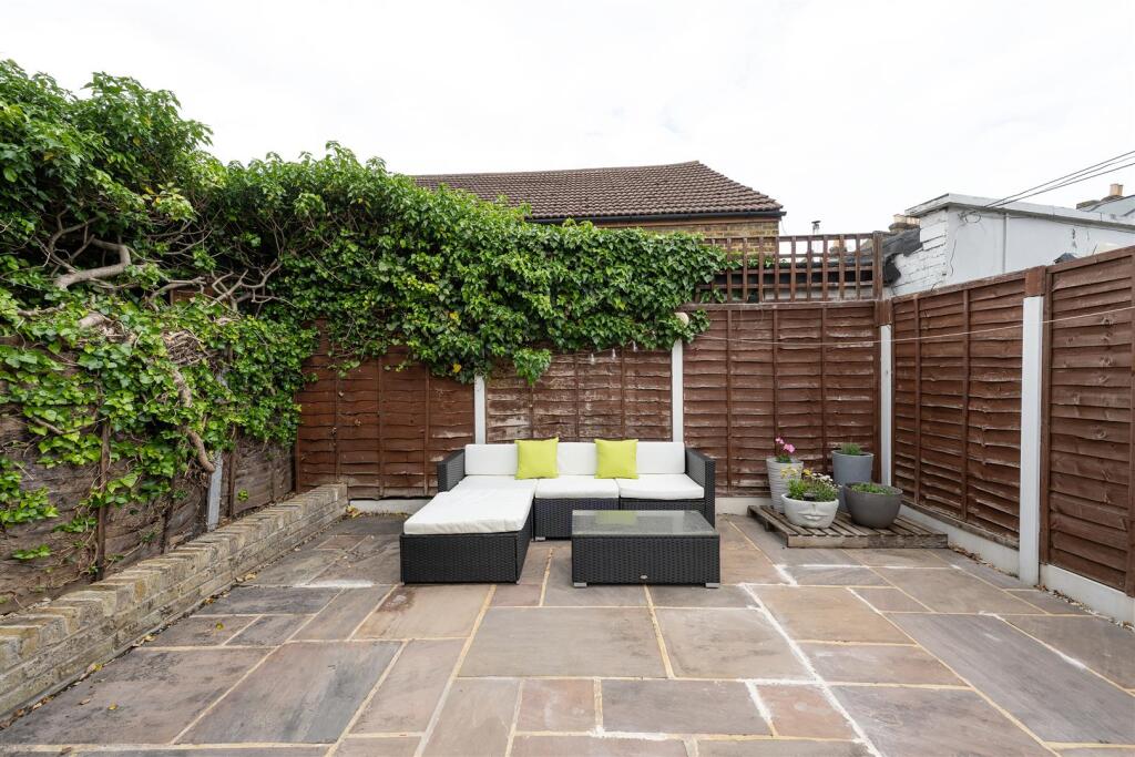 Chelmsford Road, E18