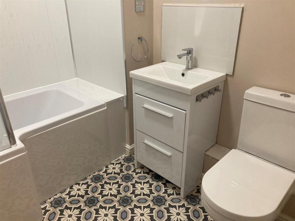 24 Ty Capstan - en suite 4.jpg