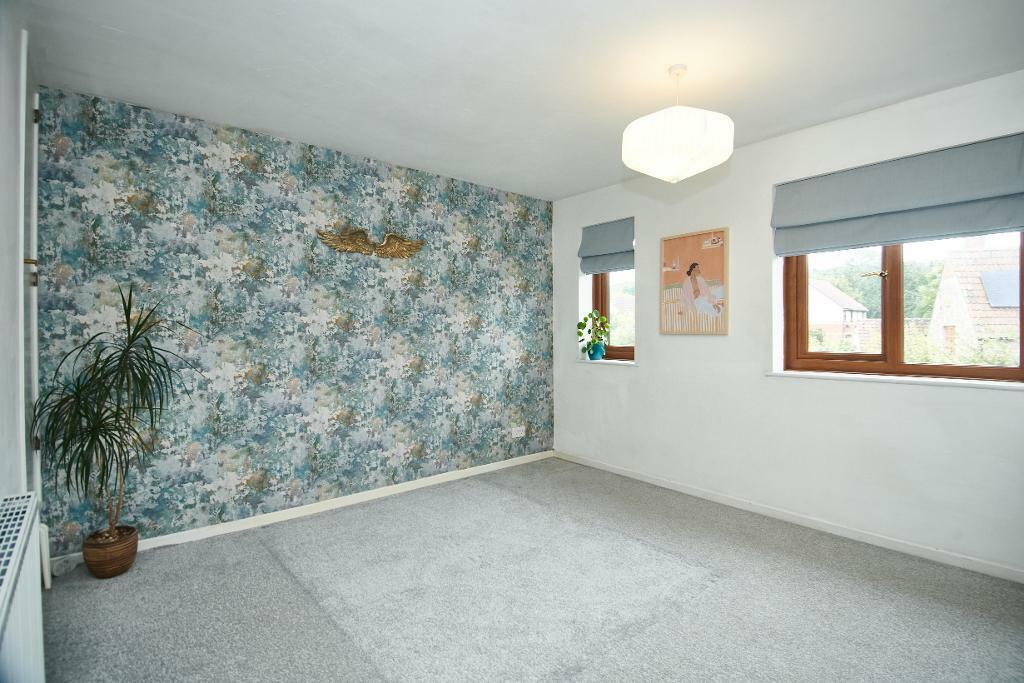 Bedroom 1 - pic 1