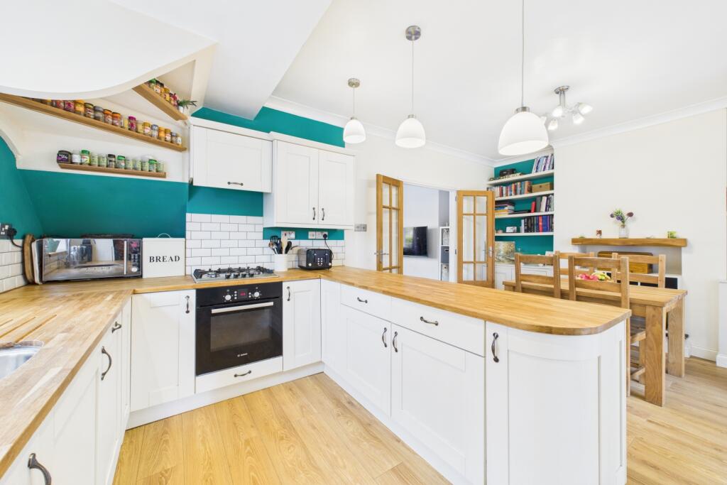 CAM03162G0-PR0327-STILL006