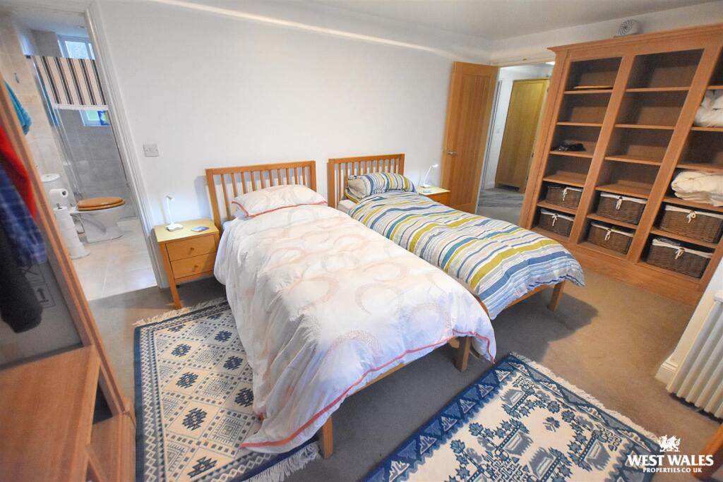 6 - 2025-11-17T124902.596.jpg