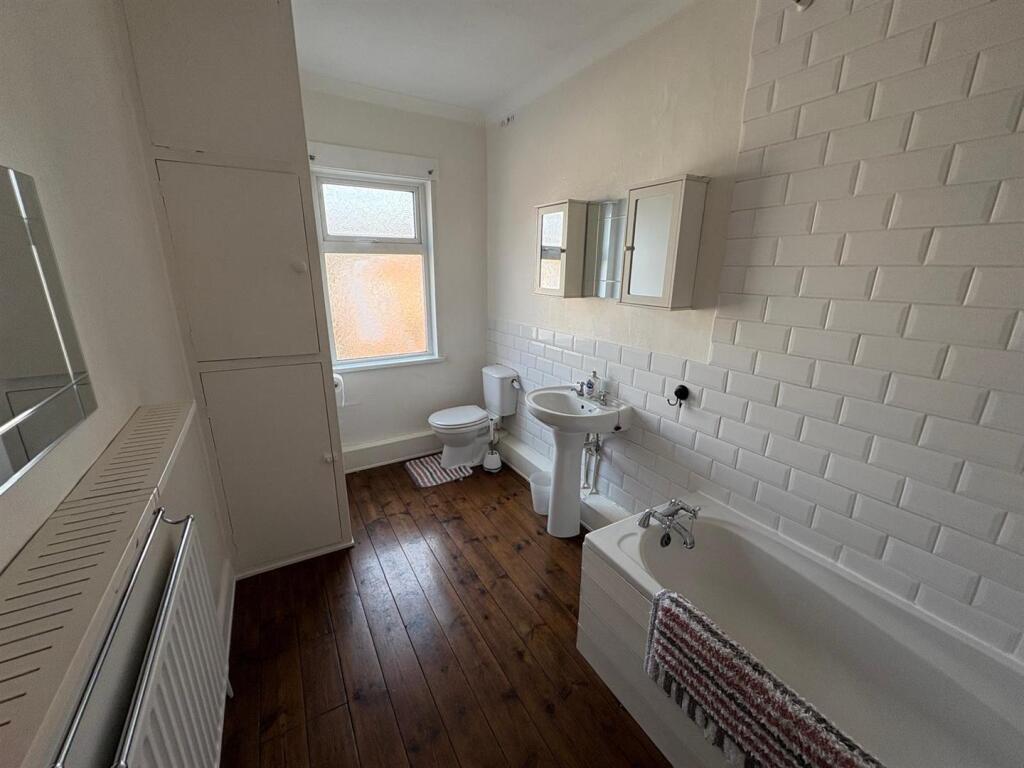 BATHROOM SUITE &amp; SHOWER