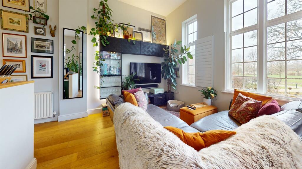 Living Room (1).jpg