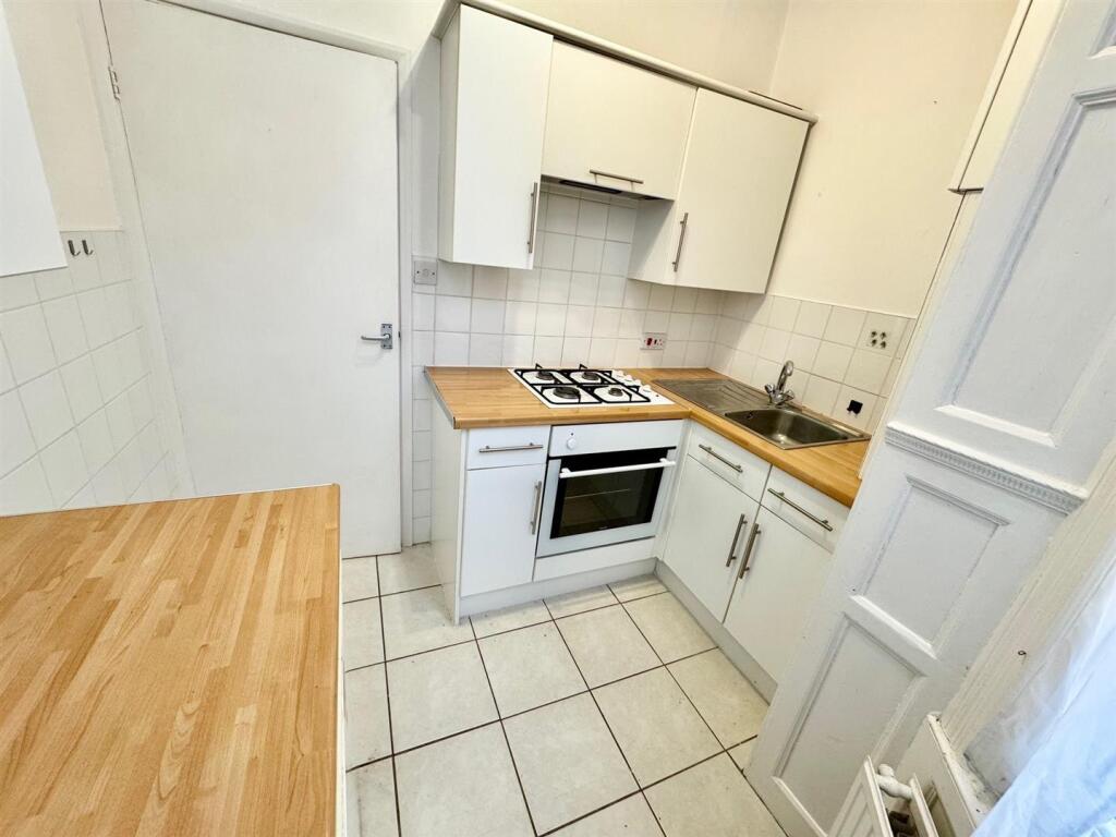 Kitchen 2.jpg