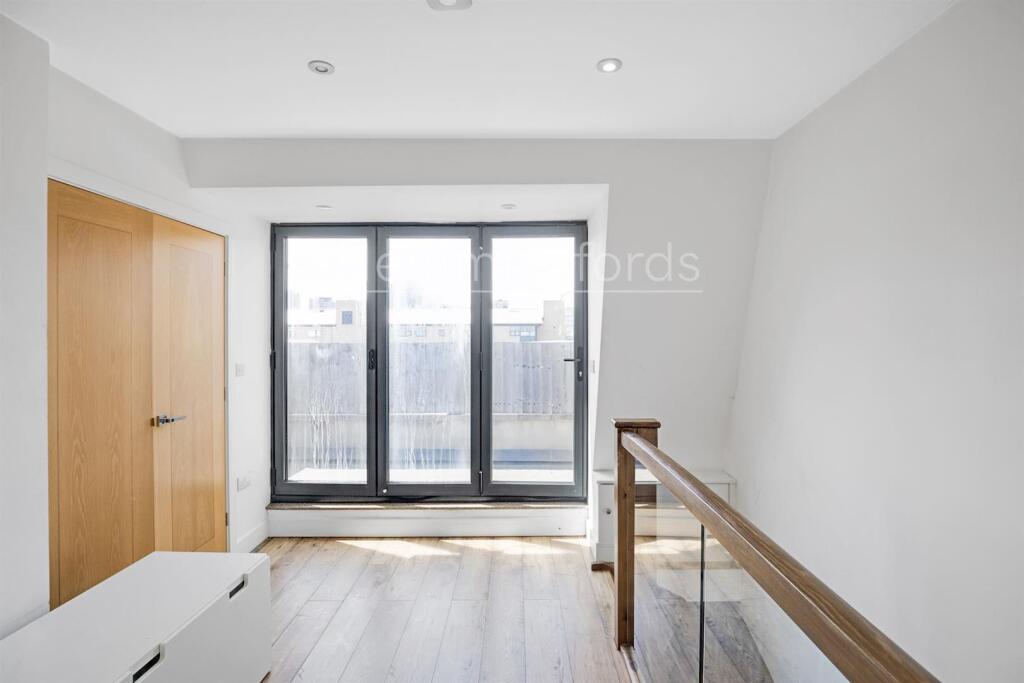 13-67c083570-HMF-JJ-Kingsland Rd-20-medium.jpg