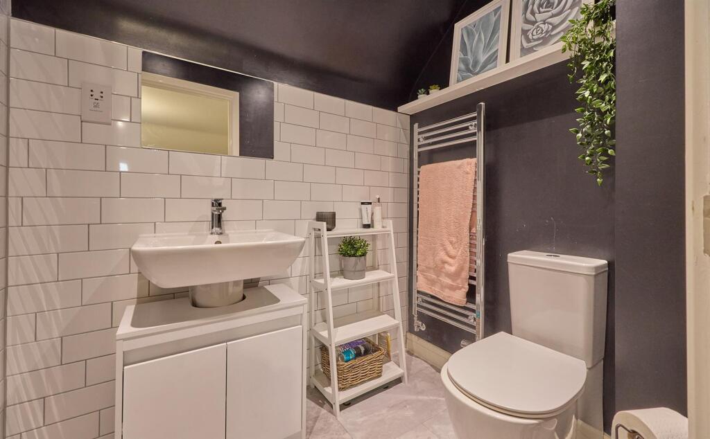 EN SUITE SHOWER ROOM