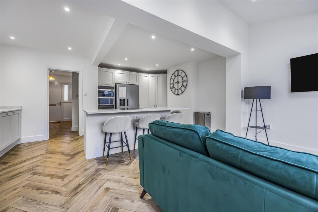 10 Old Manor Way, Drayton-PorticoMarketing-SoldBy-