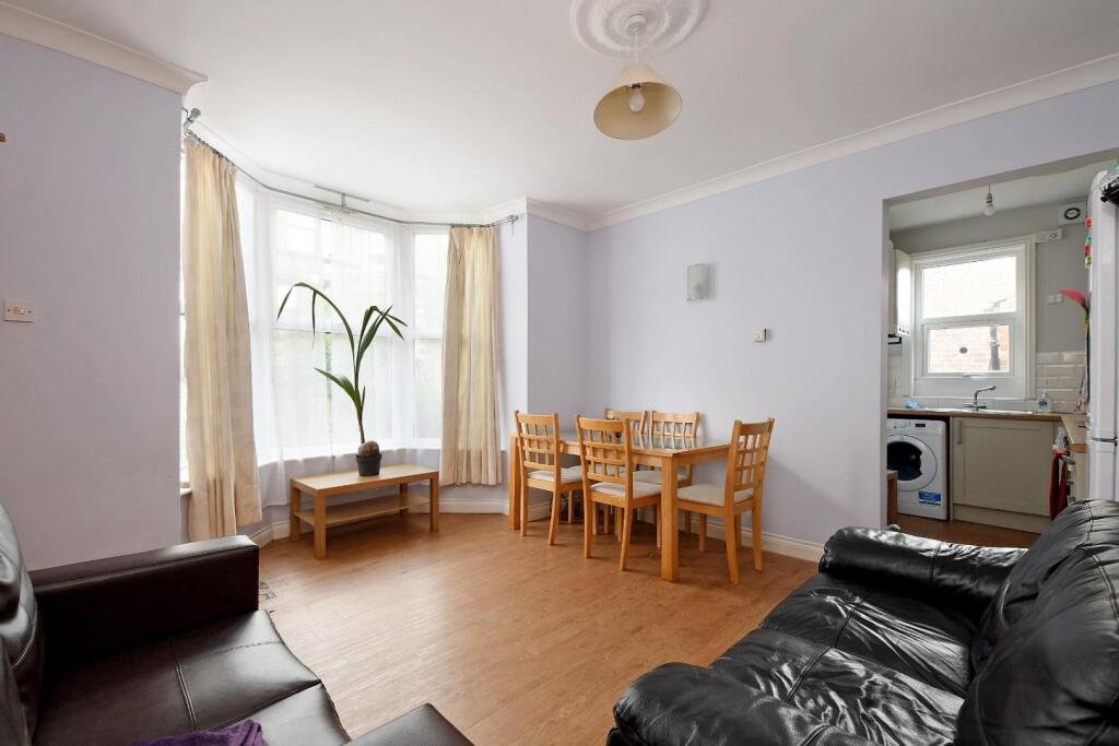 3 Beehive Road, living room.jpg