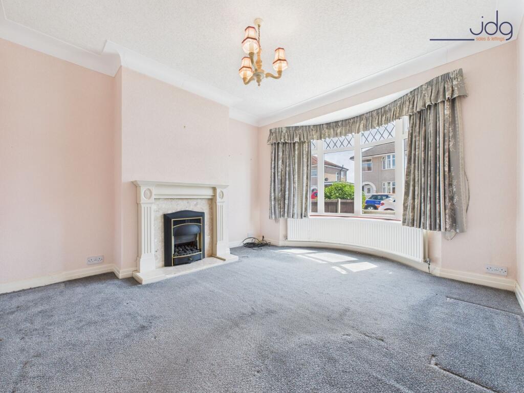 Front-facing lounge with bay window