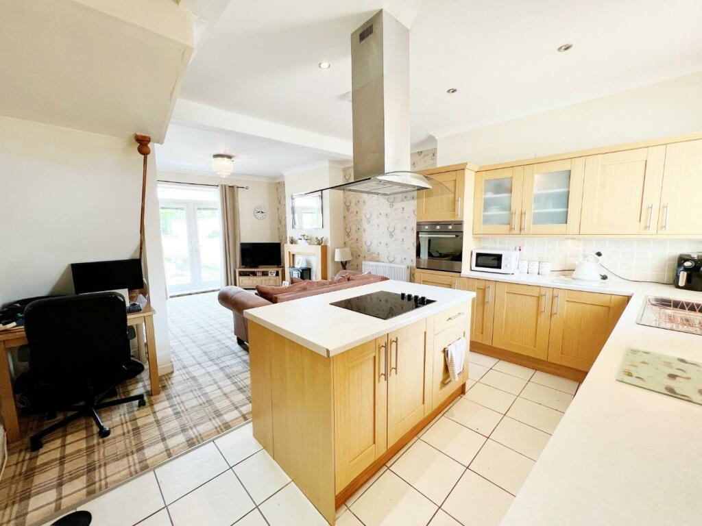 Kitchen pic 1.jpg