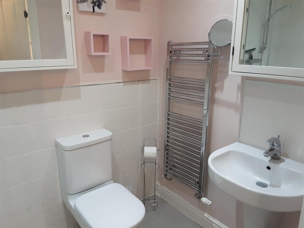 Principal Bedroom with Ensuite and Walk in Wardrob