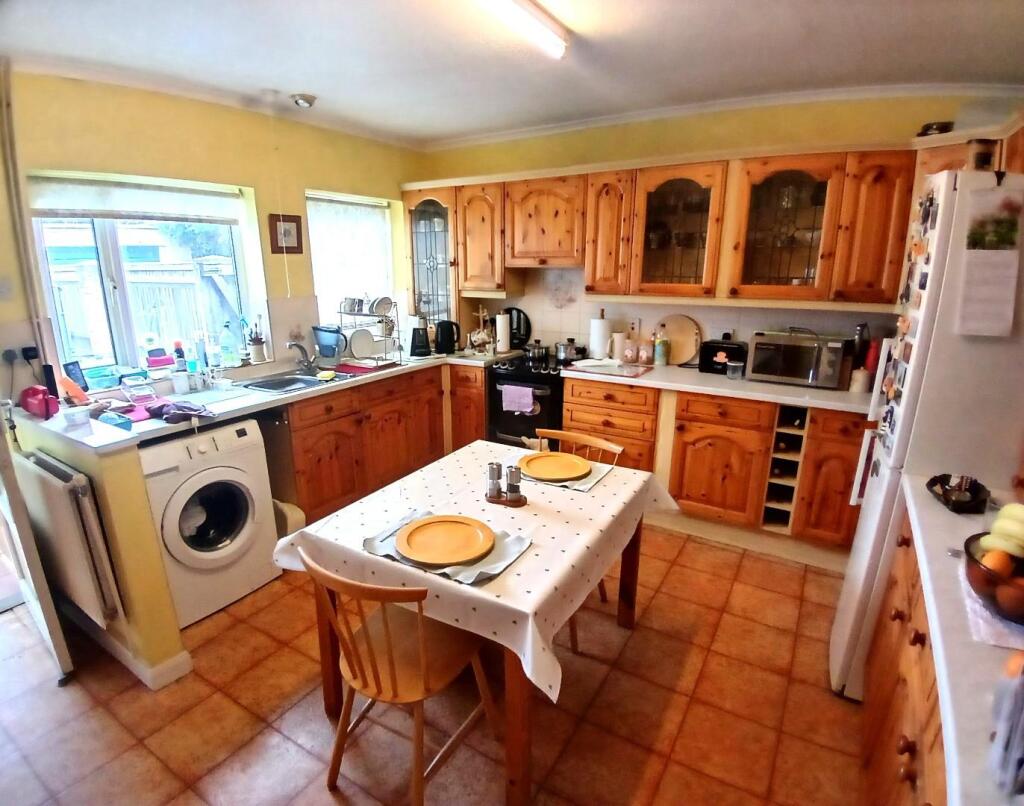 Kitchen 1.jpg