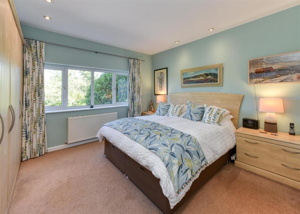 1 Castlecroft Lane-bed1.jpg