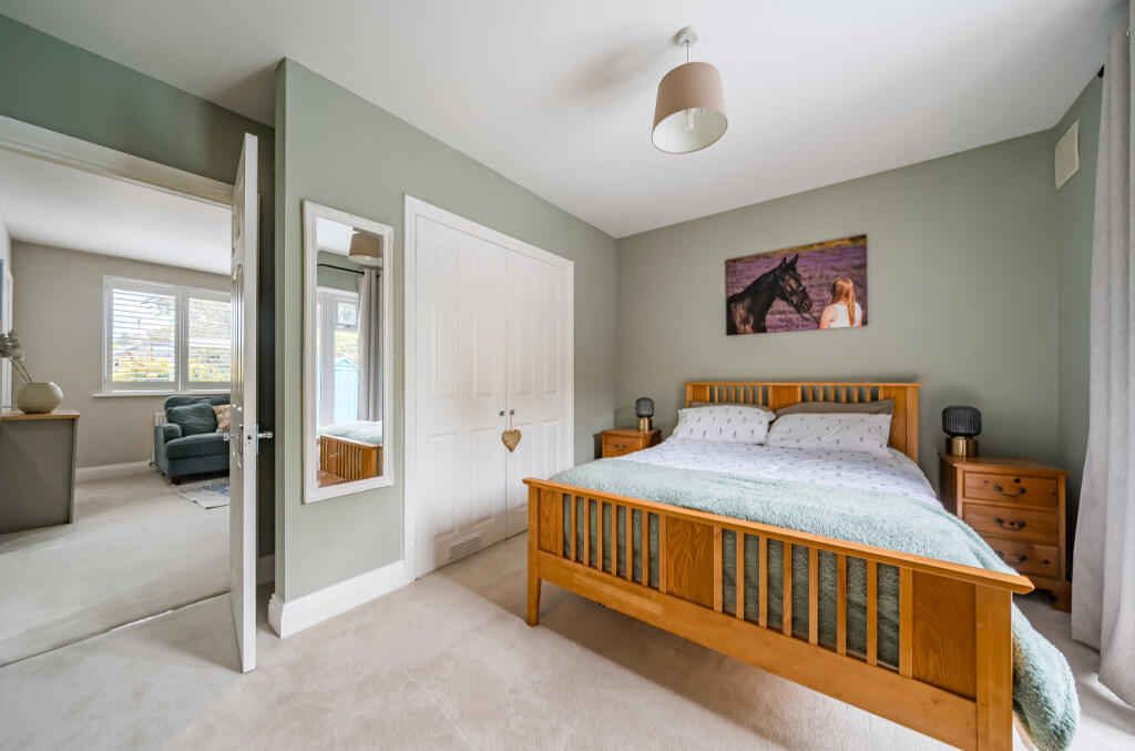 1370555-7-68f23d4...