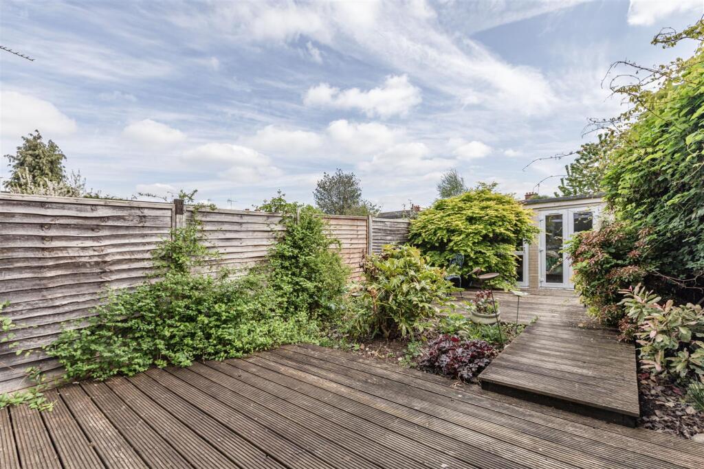 6 York Close, KT14 7HW - 14.jpg