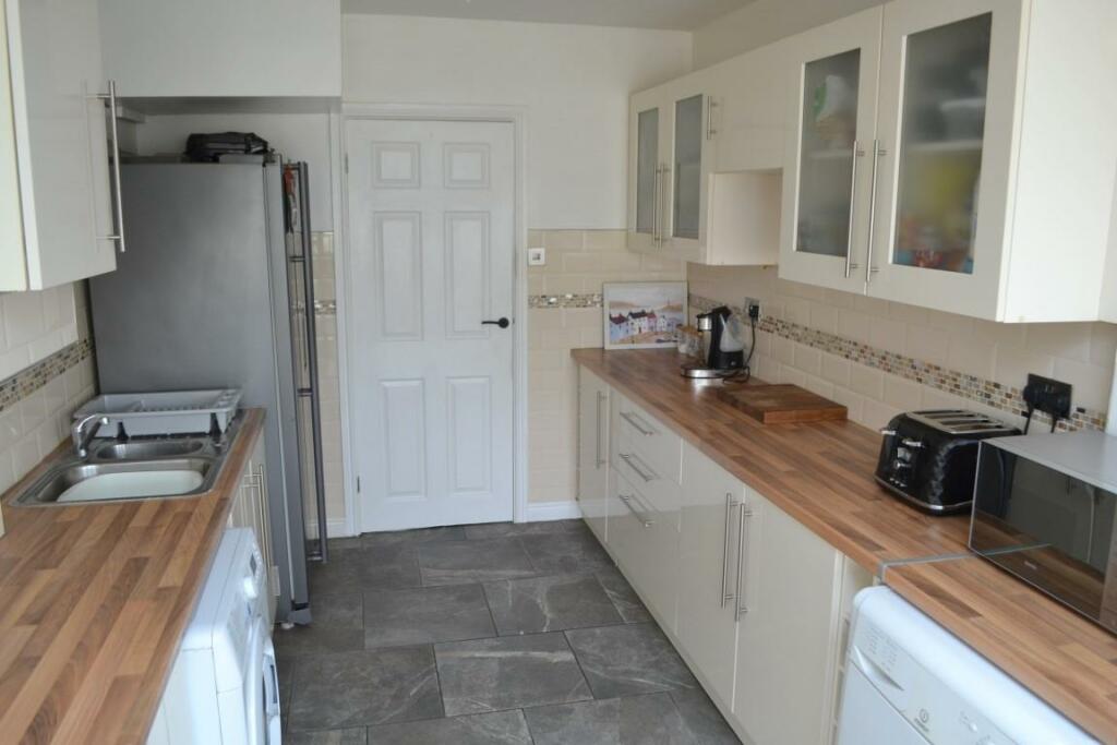 Kitchen (Medium).JPG