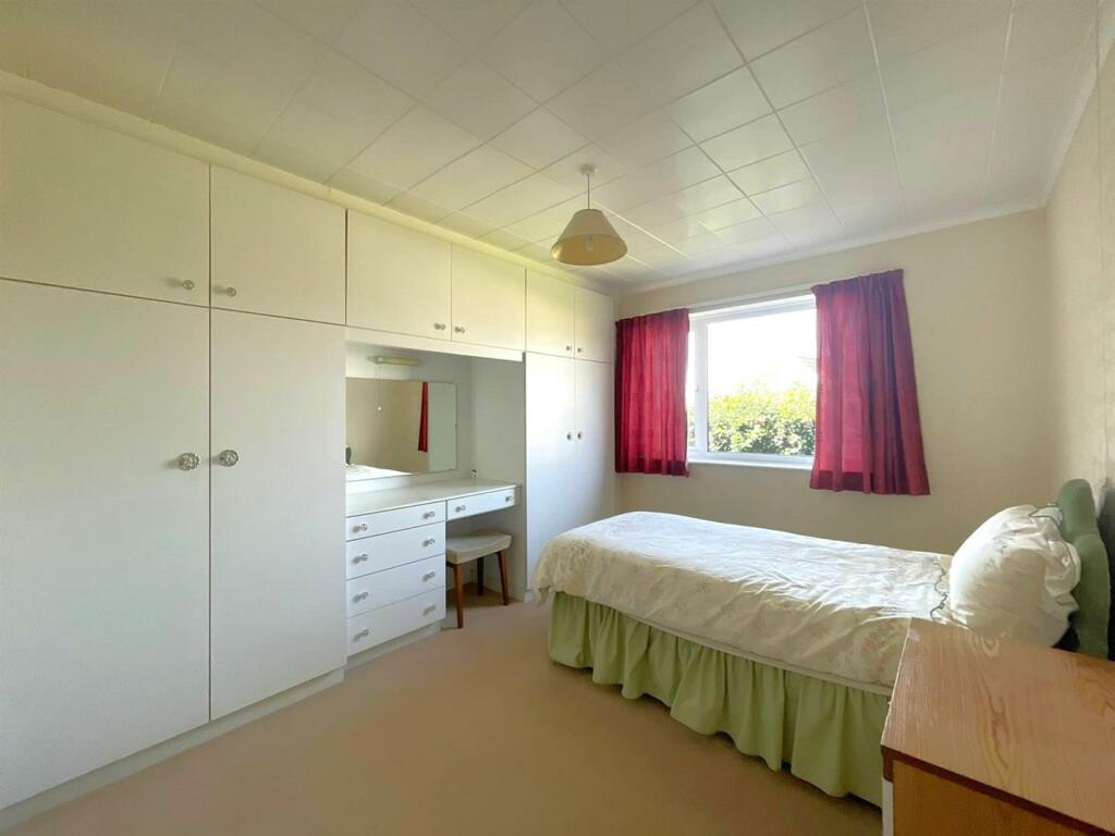 Bedroom 1.jpg