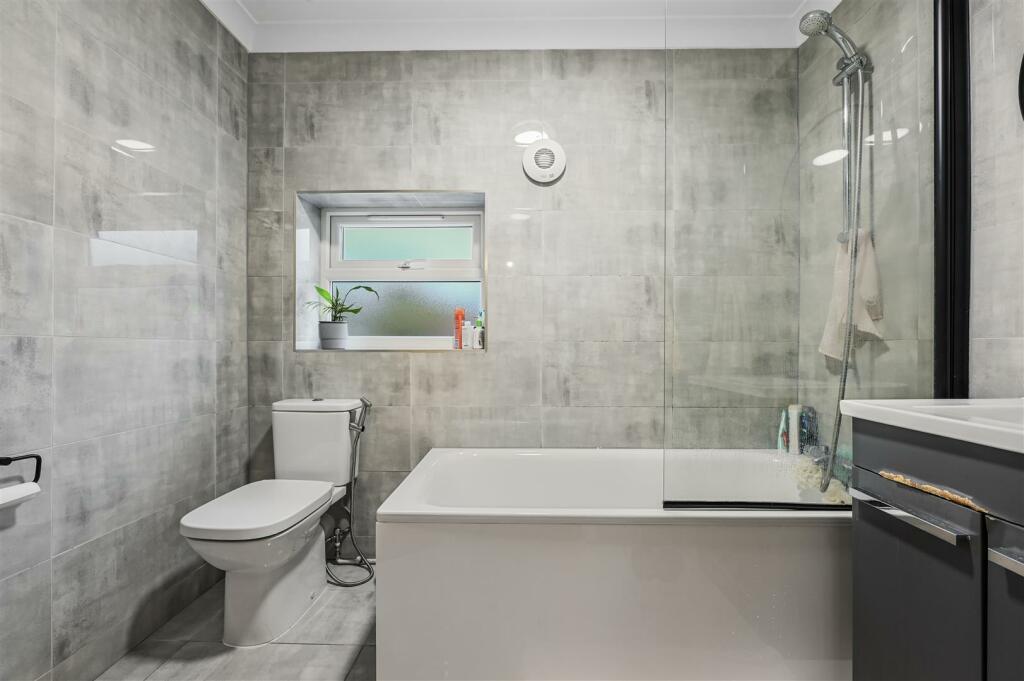 Family Bathroom.JPG