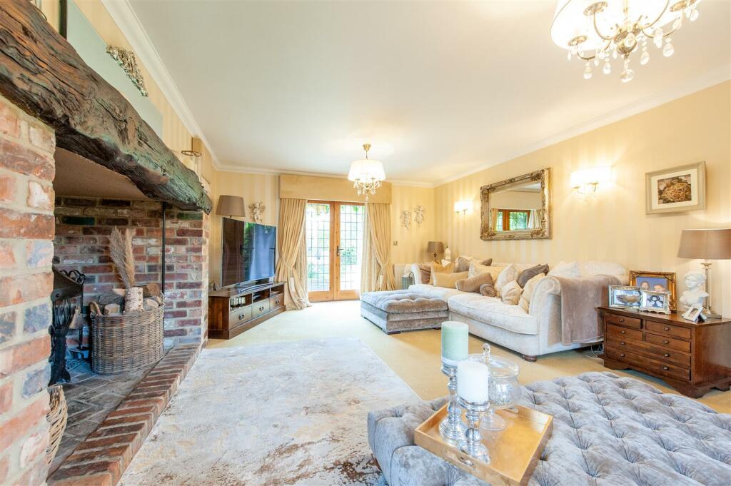 Living Room...jpg
