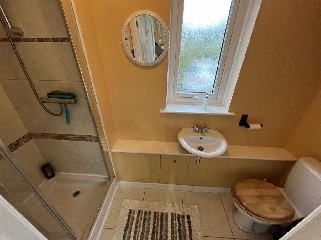 SHOWER ROOM off