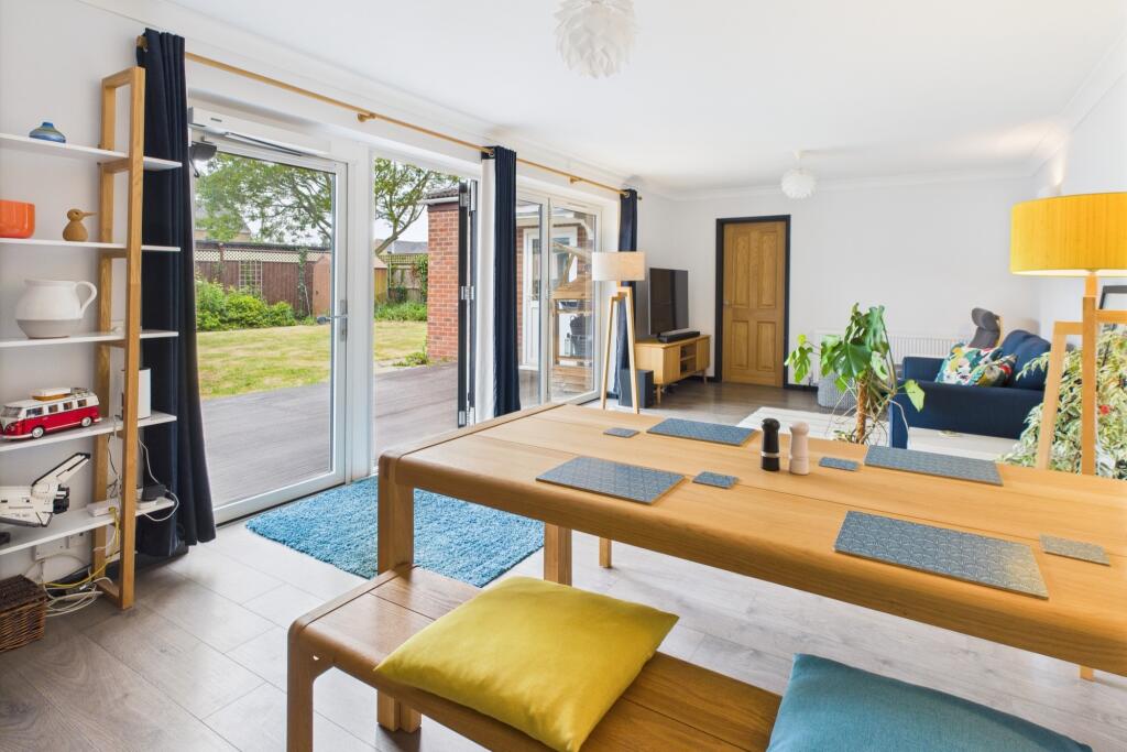 CAM02519G0-PR0295-STILL011