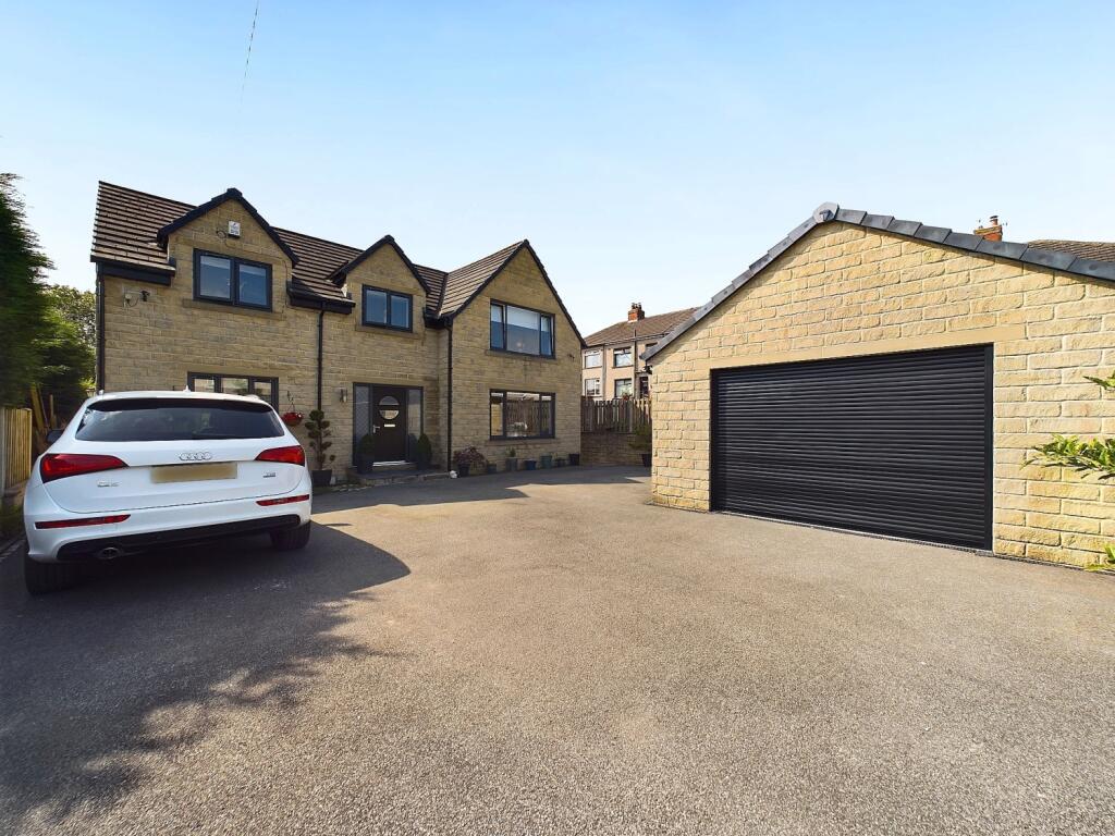 Front View of Property With Detached Garage