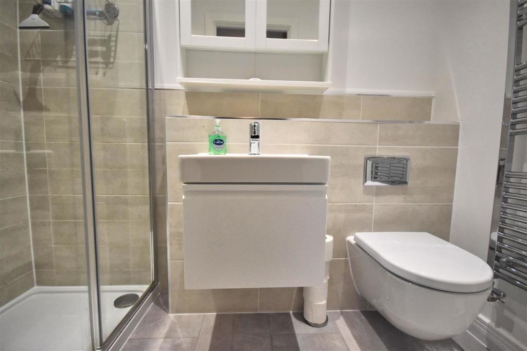 ensuite.jpg
