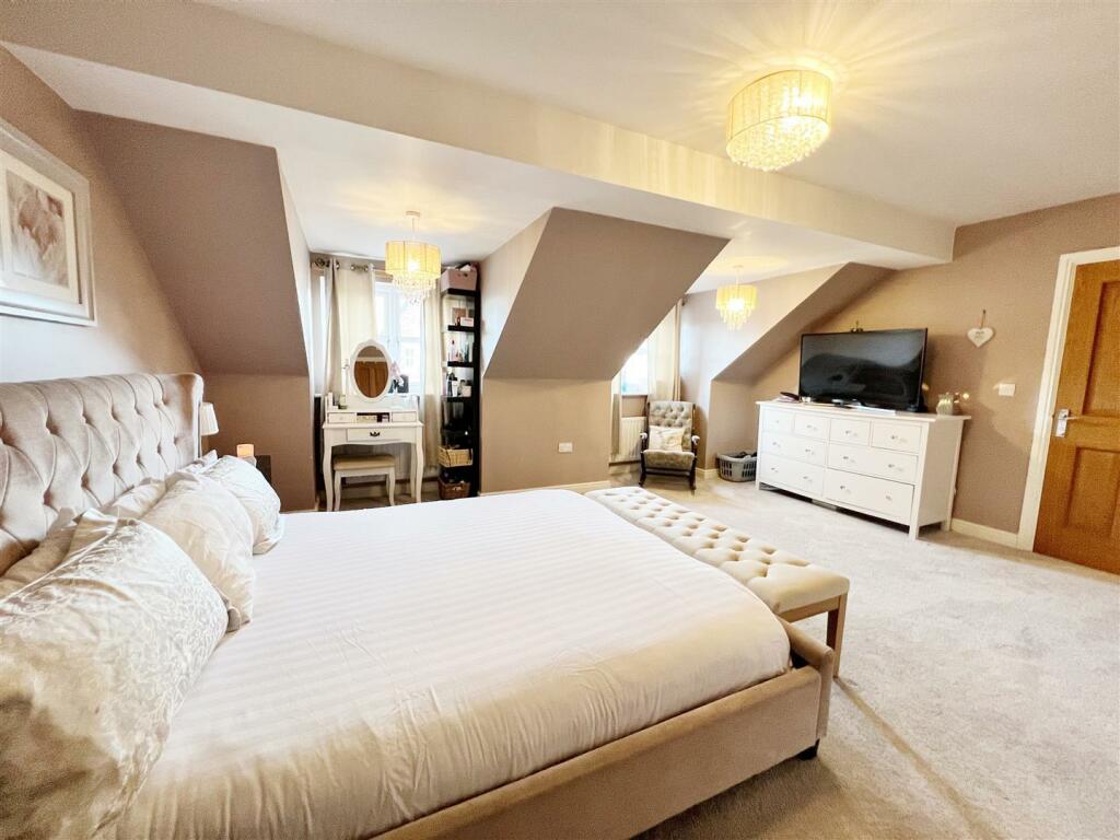 Bedroom 1 pic 4.jpg